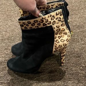 EUC Womens Leopard faux suede heeled ankle boots Sz 10 sexy party shoes confy